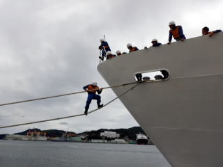 ロープの上に立って登り切った潜水士